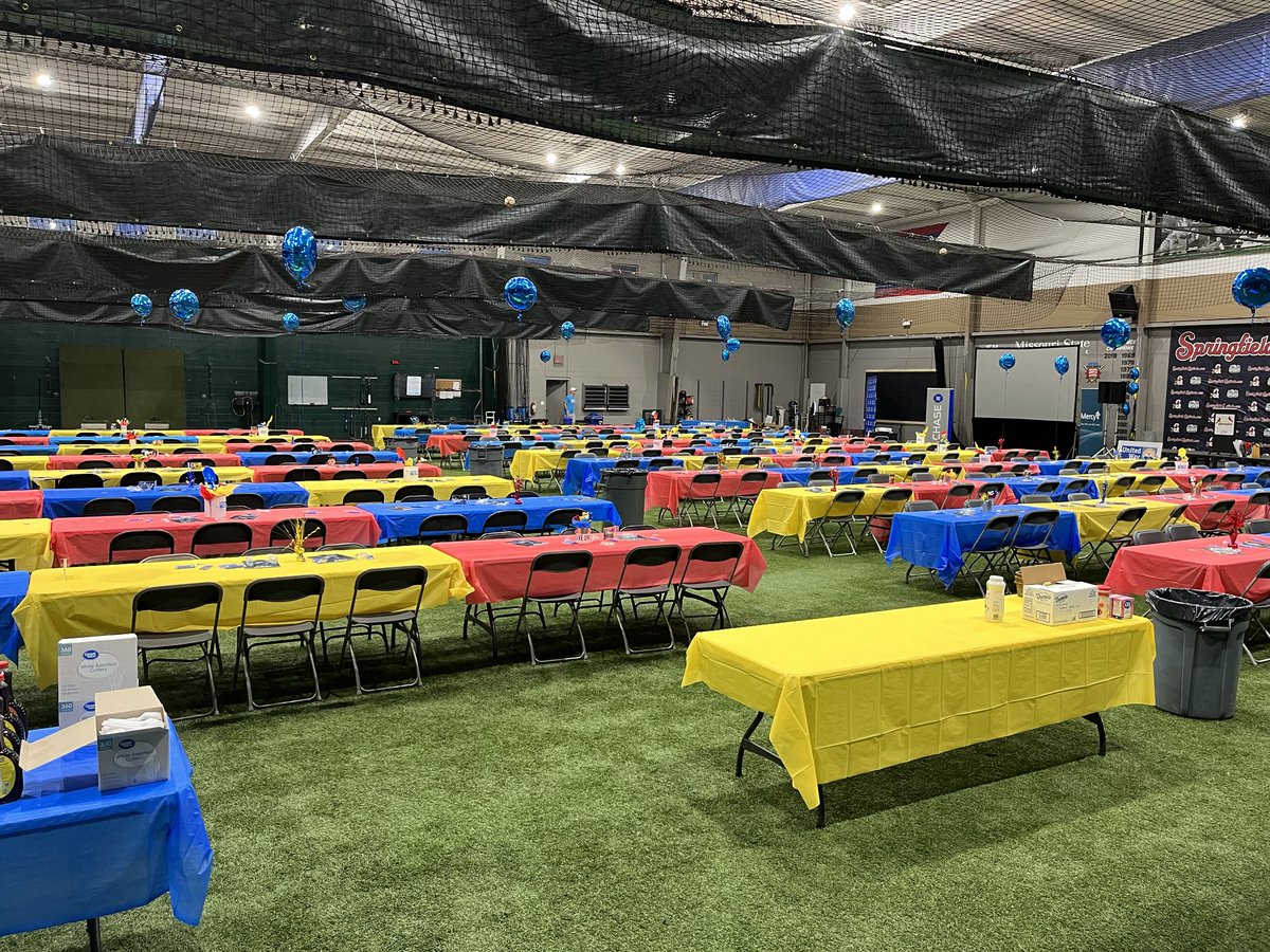 GregBurrisSGF's tweet photo. A crew of volunteers and United Way staff here early to get ready for the hundreds of volunteers heading here for breakfast before Day of Caring kicks into gear. 1,300 volunteers will complete 132 projects. @UWOzarks #417DayofCaring https://t.co/PosYlTEH4b