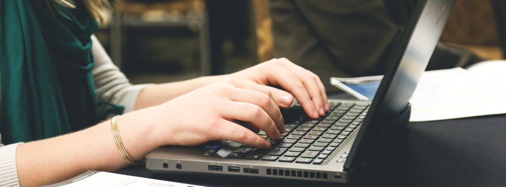 LearnitNL's tweet photo. Om vergaderingen goed schriftelijk vast te leggen is het belangrijk om vast te stellen wie het verslag gaat maken en wat voor verslag nodig is. Lees in de nieuwsbrief van deze week meer over de verschillende soorten notulen! https://t.co/5uY6kdCk8g https://t.co/MoiTdp77Cp