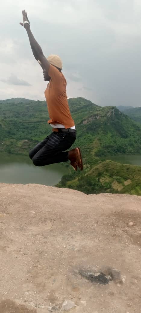 Who can challenge this? Had to explore these twin lakes today.....a swarth of beauty awaits...the two lakes entwined, with Kichwamba escarpment going down, kyambura gorge and Kazinga channel. #ExploreUganda #PearlofAfrica
@WildfriendsUG