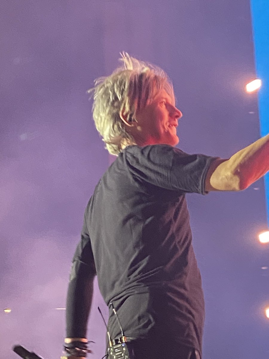 Nat_dark's tweet photo. Happy B-day @nicolasirkis !
Encore merci pour Nancy 🎸 https://t.co/AK5UEfQwmQ