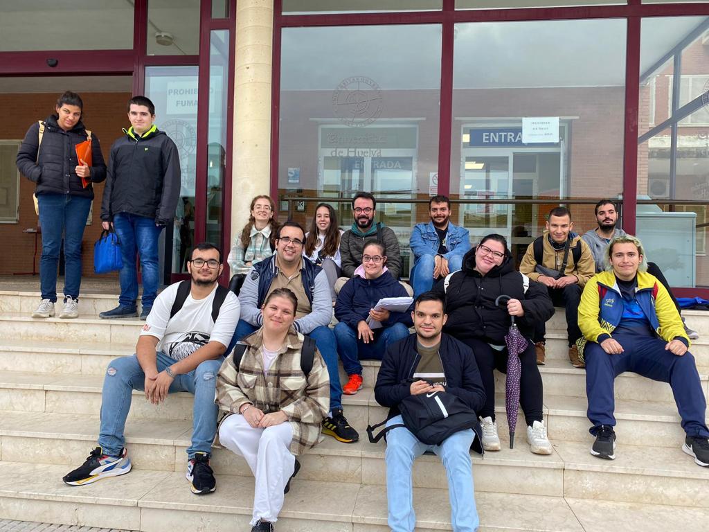 uhu_igualdad's tweet photo. ➡️Tras un curso lleno de buenísimos momentos y mucho aprendizaje, el alumnado de la segunda promoción de FEADI pone fin a su experiencia universitaria.
🫶 Os dejamos algunas imágenes de diversos momentos y actividades que se han llevado a cabo durante todo el año.
#feadi #uhu https://t.co/gUDEWzB1wx