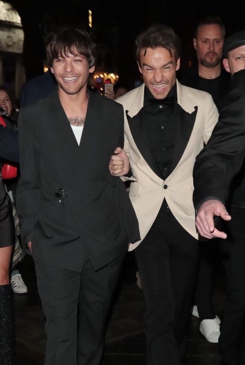 I think we need DOUBLE the sunshine after yesterday.

Louis Tomlinson’s and Liam Payne’s smiles are the actual sun 
☀️☀️☀️☀️☀️☀️☀️☀️☀️☀️
Hope everyone has a great day!