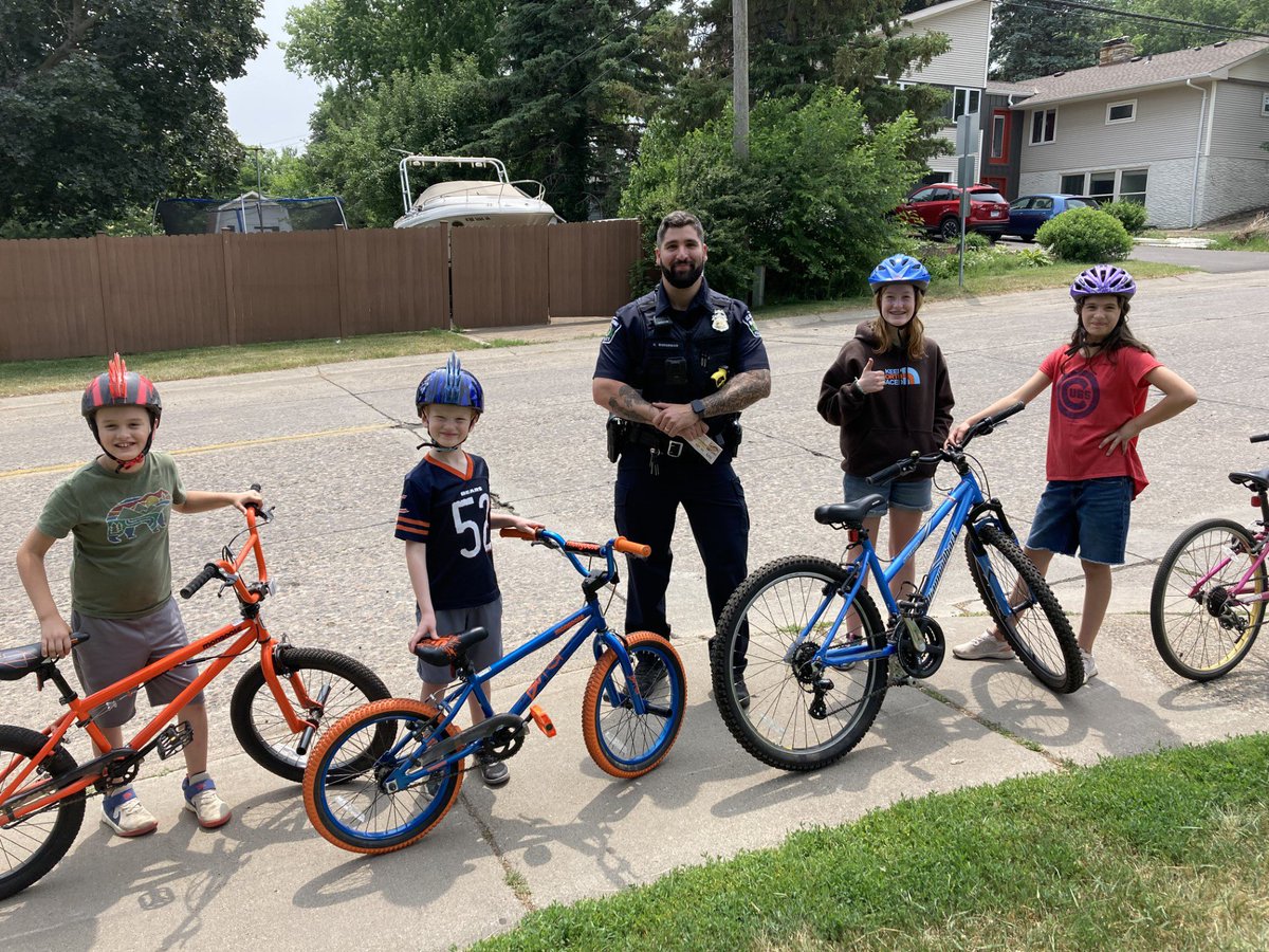 StAnthonyPolice's tweet photo. Officer Boegeman has been busy handing out free Dairy Queen Ice Cream coupons to all the young ones he sees riding their bike, scooter, skateboard or rollerblades with their helmet on. #freeDQ #dairyqueen #DQ #helmets #bikesafety #bikes #SAPD #stanthonypolicedepartment https://t.co/1VnLNIuwpJ