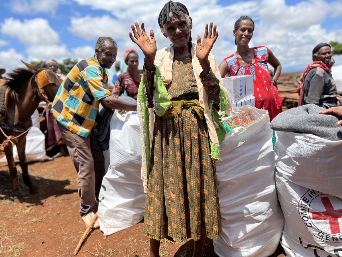 ICRCEthiopia's tweet photo. “It is very difficult for us to get food,” says Abebu Biru.

Ongoing fighting in #Oromia is causing huge suffering for thousands of people who face severe shortage of food, medicines &amp; shelter.

We`ve distributed food &amp; household items to 3400 families in Sasiga, East Wellega. https://t.co/hKA9WBr6c9