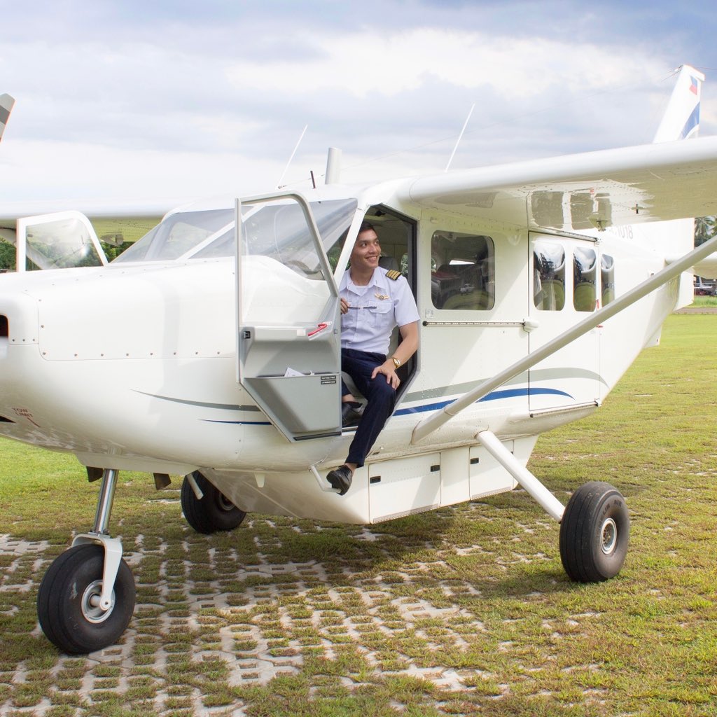 jameswindborne's tweet photo. Hi, im looking for a partner. 

About me:
-30 Years Old
-pilot &amp; architect
-can afford to live in this economy
-loves travelling, going out/staying in
-sings and eats a lot
-active and works out

About you:
-male/female
-SG/JP resident
-UOB Credit/Debit cardholder 🙏🏻 https://t.co/iLsj0MVQQx