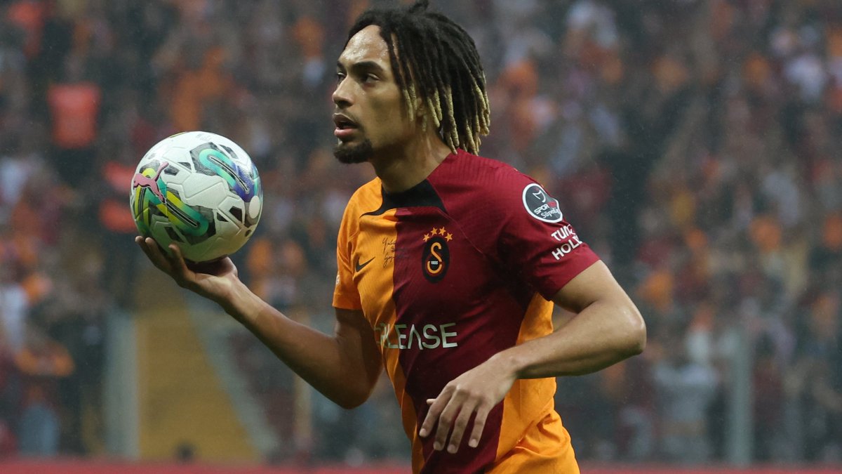 trtspor's tweet photo. 🟡🔴Galatasaray; Victor Nelsson, Sacha Boey ve Nicolo Zaniolo'nun olası satışından 80 milyon euroluk bir bütçe elde etmeyi planlıyor.

🔗https://t.co/MR5Hk5BpYx https://t.co/ipb2GZWMdP
