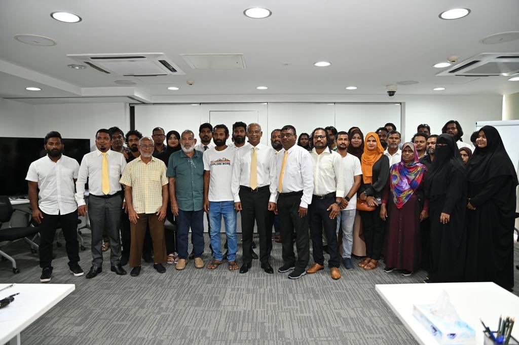 bihsha's tweet photo. ތޮއްޑޫ ދާއިރާގެ ކުރީގެ މަޖިލިސް މެންބަރު އިބްރާހީމް ހަސަން އެވިލާ ގިނަ އަދަދެއްގެ މެންބަރުންނާއެކު  @MDPSecretariat އާއި ގުޅިވަޑައިގެންފި.   އެމްޑީޕީއަށް މަރުޚަބާ! 

#MDPKuriah ✔️
✔️ ⁦#Ibu2023⁩ 
✔️ ⁦#MDP2023⁩
@teamibuofficial ⚖️ https://t.co/h7xlBVHxYL