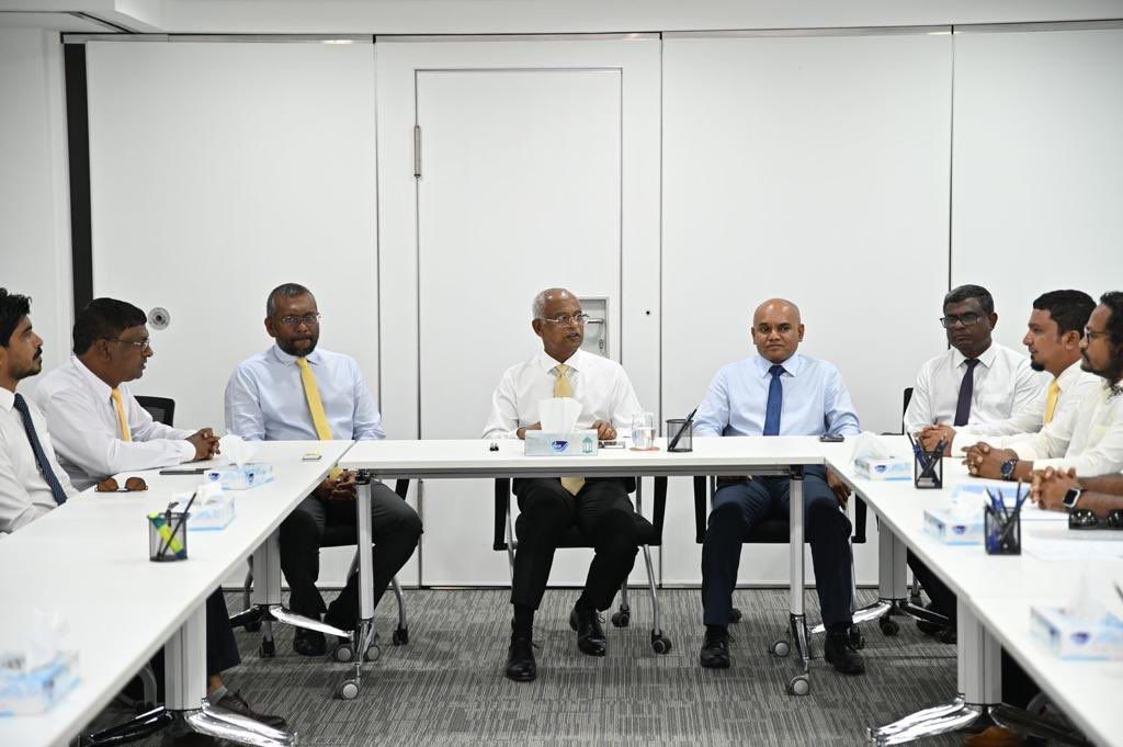 bihsha's tweet photo. ތޮއްޑޫ ދާއިރާގެ ކުރީގެ މަޖިލިސް މެންބަރު އިބްރާހީމް ހަސަން އެވިލާ ގިނަ އަދަދެއްގެ މެންބަރުންނާއެކު  @MDPSecretariat އާއި ގުޅިވަޑައިގެންފި.   އެމްޑީޕީއަށް މަރުޚަބާ! 

#MDPKuriah ✔️
✔️ ⁦#Ibu2023⁩ 
✔️ ⁦#MDP2023⁩
@teamibuofficial ⚖️ https://t.co/h7xlBVHxYL