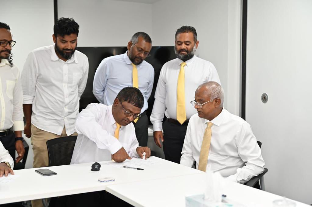 bihsha's tweet photo. ތޮއްޑޫ ދާއިރާގެ ކުރީގެ މަޖިލިސް މެންބަރު އިބްރާހީމް ހަސަން އެވިލާ ގިނަ އަދަދެއްގެ މެންބަރުންނާއެކު  @MDPSecretariat އާއި ގުޅިވަޑައިގެންފި.   އެމްޑީޕީއަށް މަރުޚަބާ! 

#MDPKuriah ✔️
✔️ ⁦#Ibu2023⁩ 
✔️ ⁦#MDP2023⁩
@teamibuofficial ⚖️ https://t.co/h7xlBVHxYL