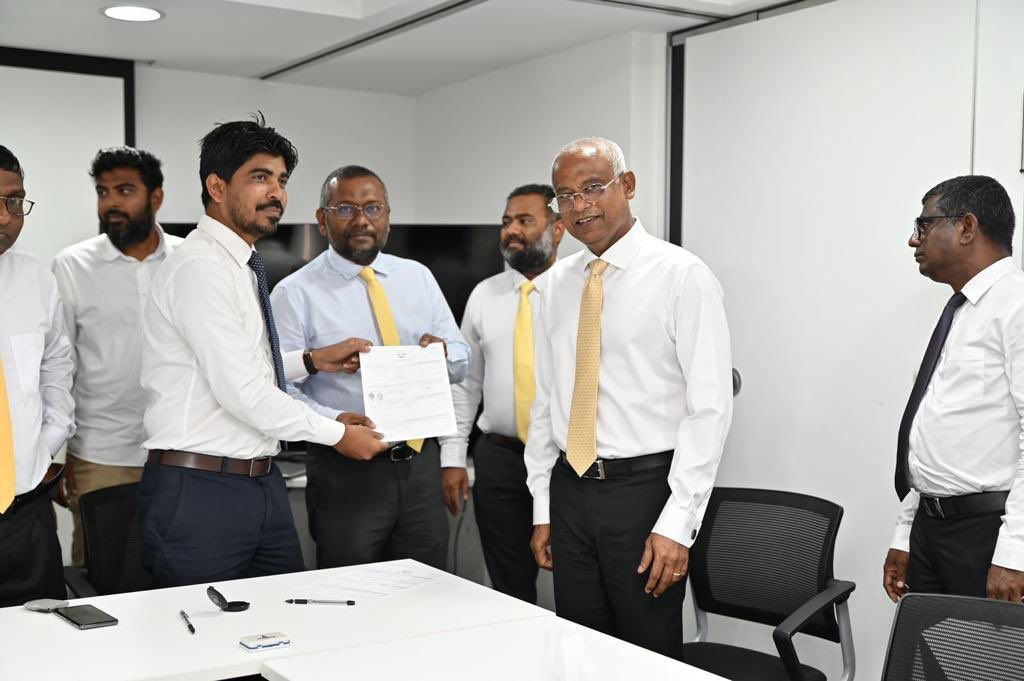 bihsha's tweet photo. ތޮއްޑޫ ދާއިރާގެ ކުރީގެ މަޖިލިސް މެންބަރު އިބްރާހީމް ހަސަން އެވިލާ ގިނަ އަދަދެއްގެ މެންބަރުންނާއެކު  @MDPSecretariat އާއި ގުޅިވަޑައިގެންފި.   އެމްޑީޕީއަށް މަރުޚަބާ! 

#MDPKuriah ✔️
✔️ ⁦#Ibu2023⁩ 
✔️ ⁦#MDP2023⁩
@teamibuofficial ⚖️ https://t.co/h7xlBVHxYL