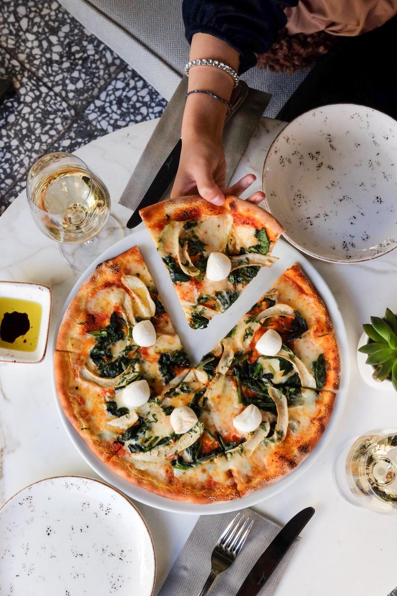 DORueda's tweet photo. ☀️Una pizza recién horneada, un vino de la #DORueda bien frío y una tarde de amigos! 
La combinación perfecta para disfrutar de la primera tarde de verano.🍕🥂 #MuchoqueCompartir https://t.co/ndfEoFFohp