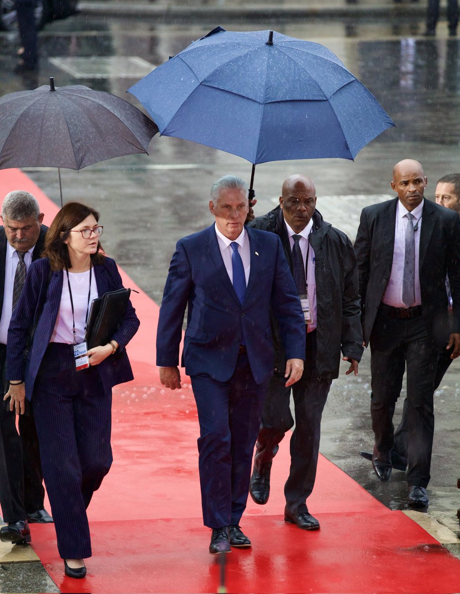 Llegada del presidente <a href="/DiazCanelB/">Miguel Díaz-Canel Bermúdez</a> al Palais Brongniart, en París, sede de la Cumbre para un #NuevoPactoFinancieroMundial, que convocó el presidente francés Emmanuel Macron.

#DíazCanelEnFrancia