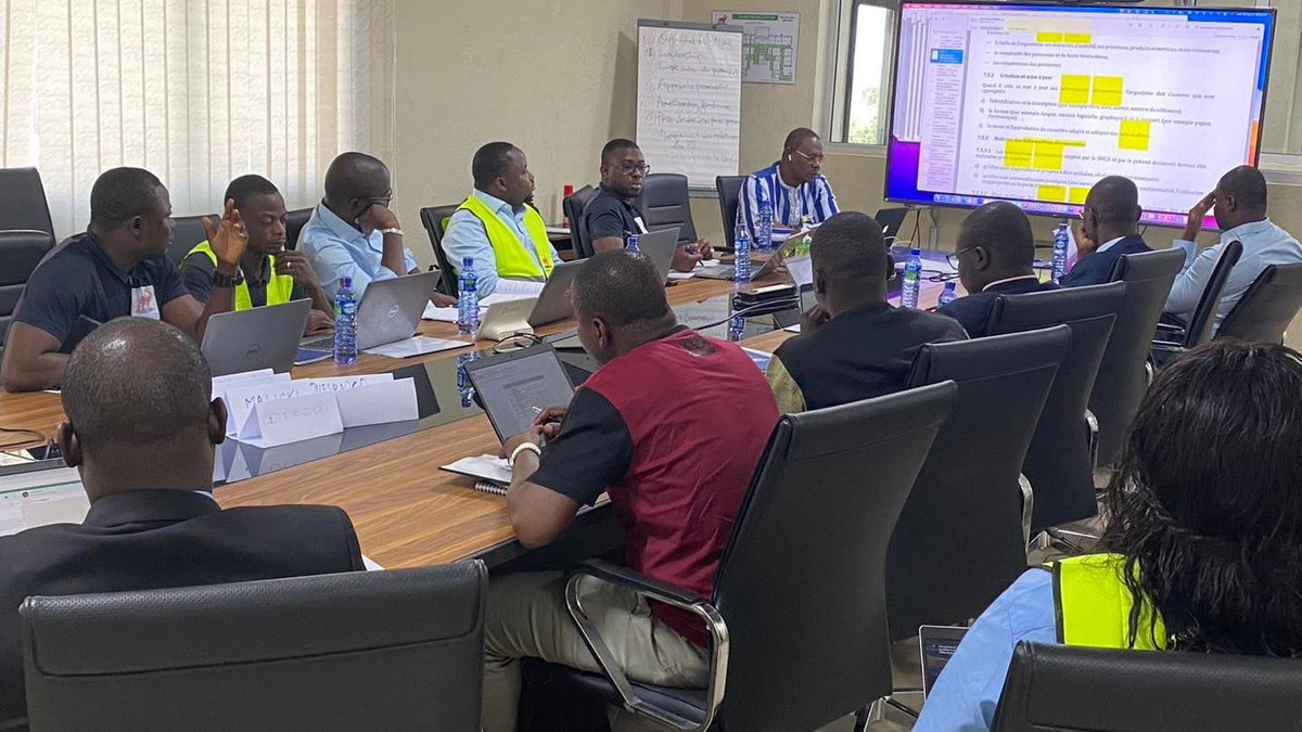 ABMAQ_Officiel's tweet photo. Jour 2 Formation post-JNQ 2022 du Sponsor Officiel, CIMASSO sur "Système de Management de la Continuité d’Activité"
Les participants travaillent avec le formateur sur la planification de la mise en oeuvre d'un #SMCA, particulièrement les informations ℹ️ documentées exigées. https://t.co/n13S1O2Qft