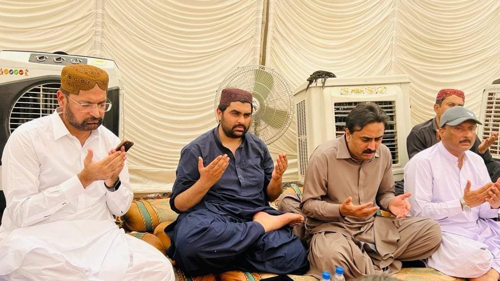 Jacobabad: #PPP Provincial Minister for Sindh Irrigation Honorable @jamkhanshoro offered condolences with Mr. Orangzeb Khan Panhwar on the sad demise of their father Sardar Manzoor Khan Panhwar, at village Adam Khan Panhwar, today.