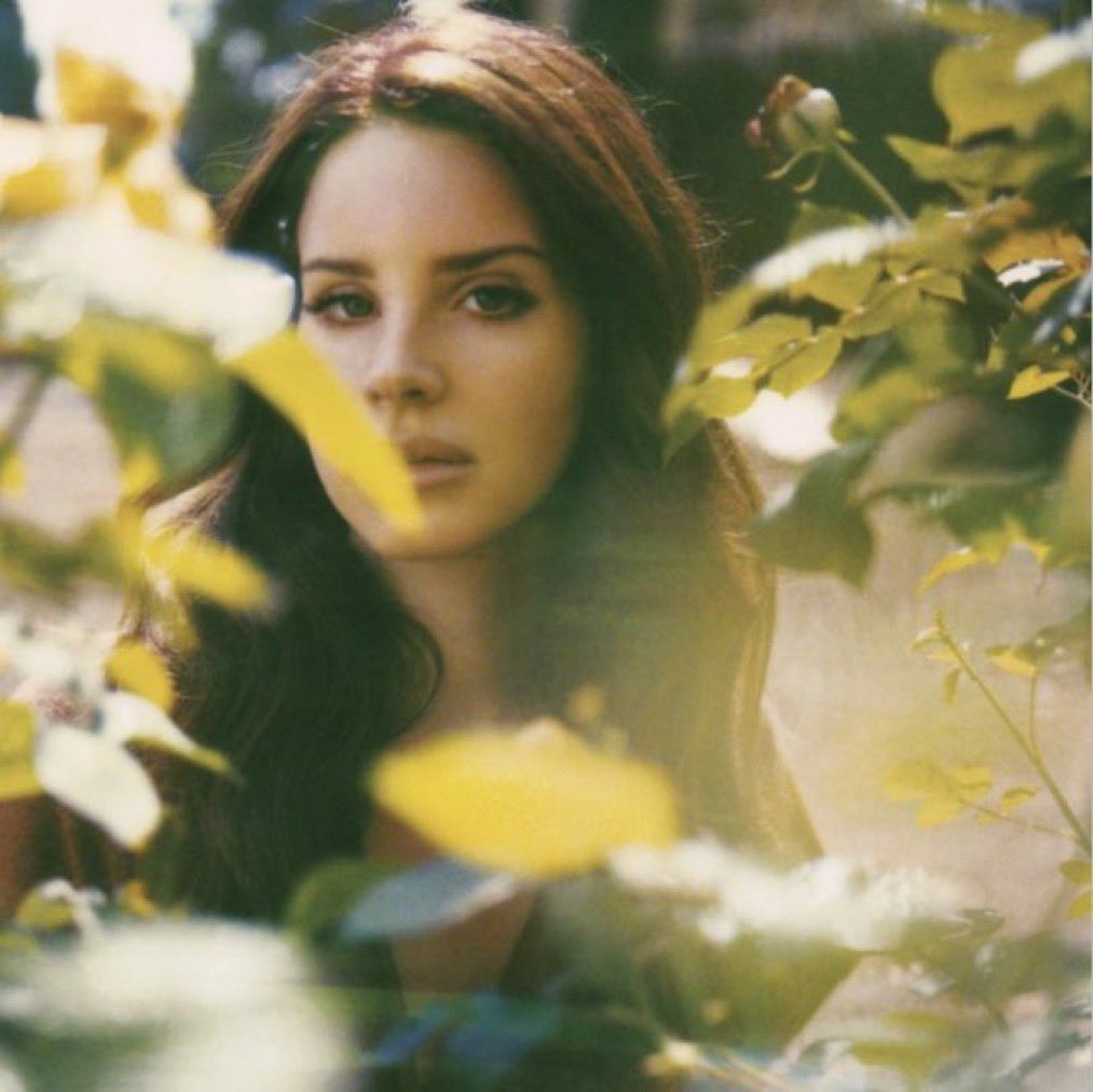 Lana Del Rey looks ethereal in new photo.

📸: Neil Krug