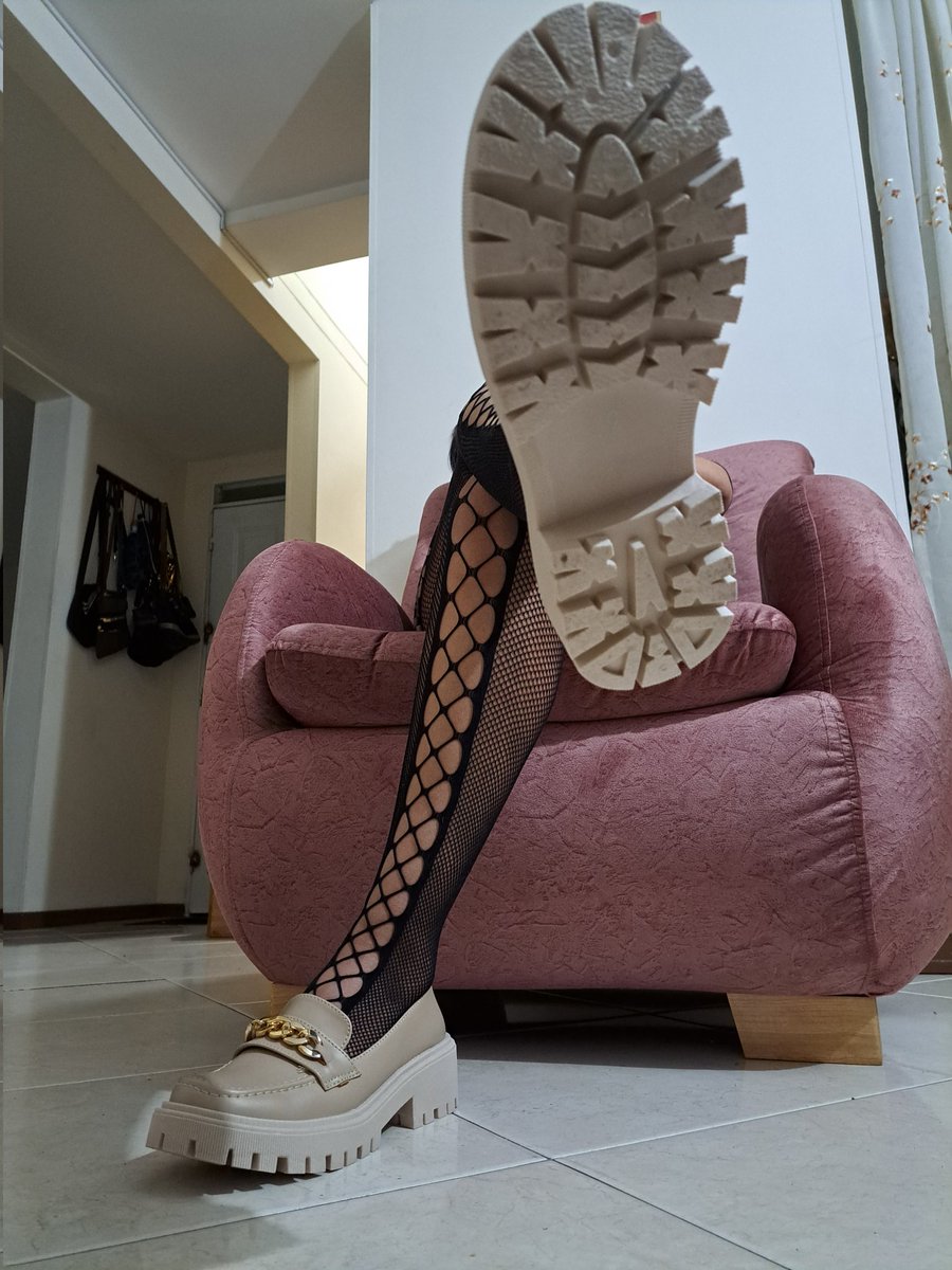 suanjorgesalr's tweet photo. Celebración día del padre estrenando los deliciosos mocasines  de mi querida Sra Erika junio 2023 #trample #femdom #bdcm https://t.co/arW8ndLedE