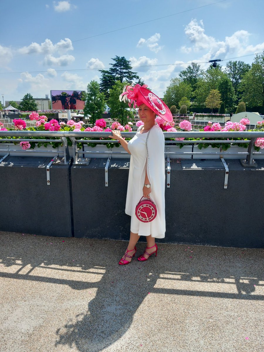 Hats2go's tweet photo. Ladies Day at Royal Ascot Racecourse .  The clock is sparkling in the sun with its 5000 crystals and the Bag and keeping the time perfectly.
 I have been photographed and interviewed to an inch of my life 😍
#clock #timetelling #timewaitsfornoman #royalascot #royalascot2023 #royalascothats #millinerybymarieanne
