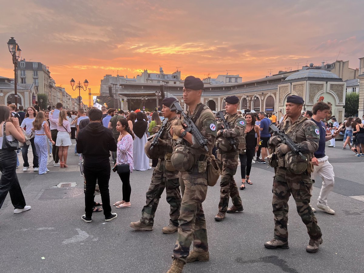 #ÀVosCôtés, nos soldats de l'opération #SENTINELLE patrouillaient hier soir à Versailles au rythme de la fête de la musique 🎶

#NotreDéfense