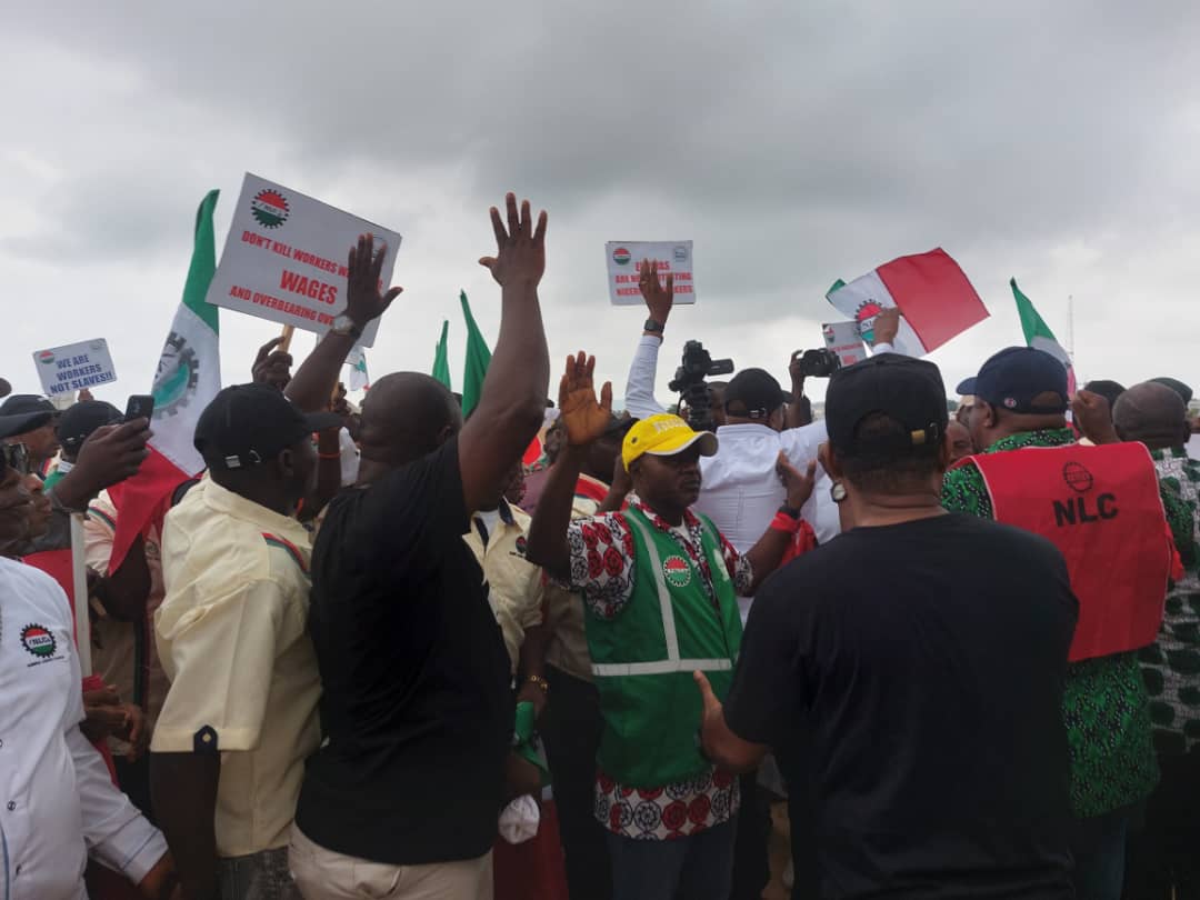 SaharaReporters's tweet photo. Nigerian Labour Congress Shuts Down Chinese Company In Abuja Over Death Of Worker | Sahara Reporters https://t.co/nTYiZFOmI1 https://t.co/EE7WFVZGQS