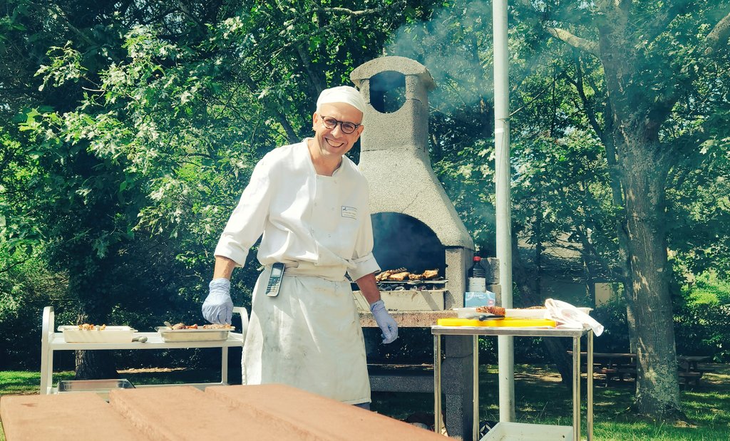 AmbrosiXavier's tweet photo. Les personnels de l'internat de l'hgrl du @CHUnantes clairement les GOAT de tout les CHU 😍
Merci à eux et à @internat_nantes pour cet amélioré barbecue qui a égayé la journée de tout les doc.
#CHUisbienIci #TeamNCV #ReaPoly https://t.co/KUIMJ1uu7a