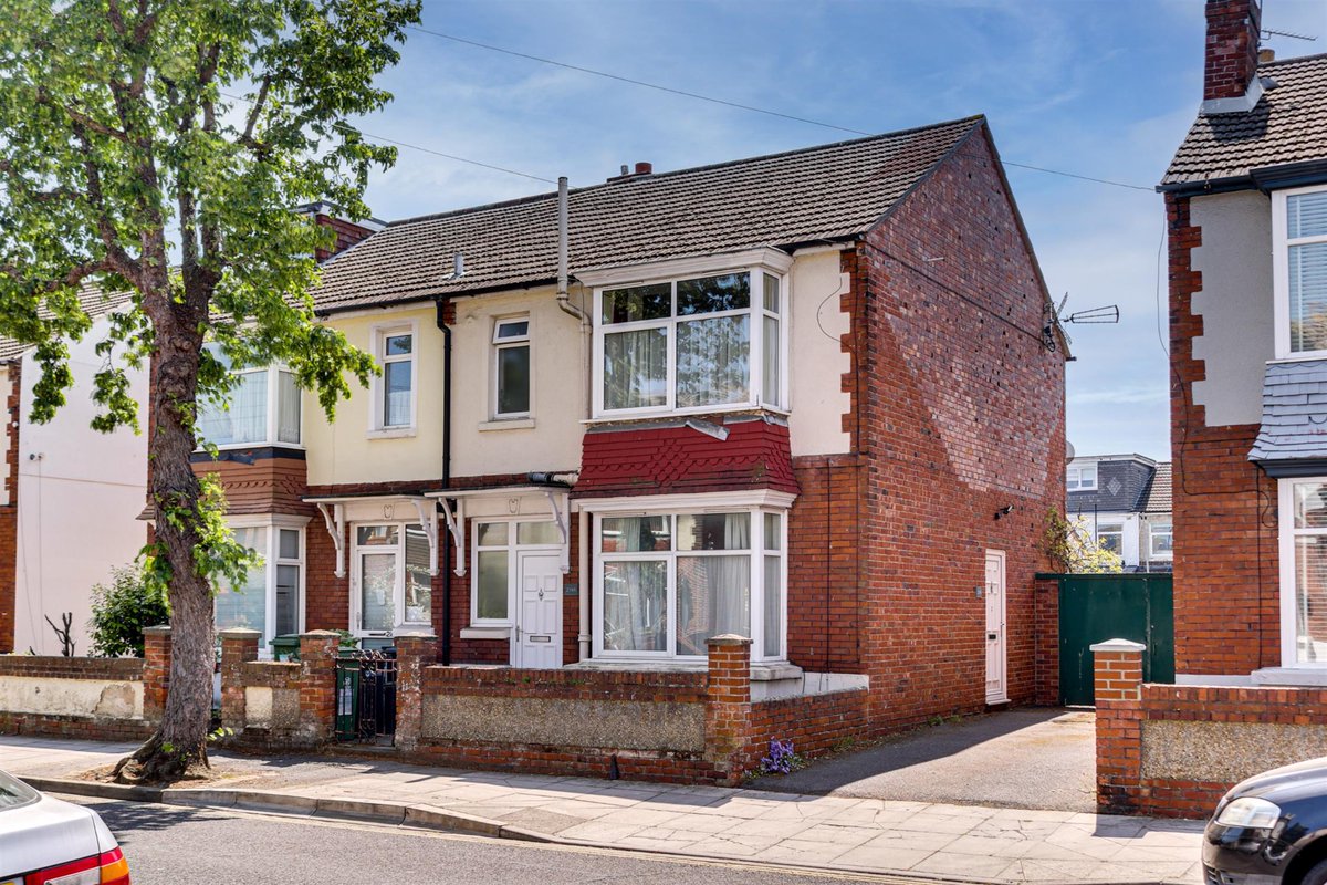 Offered #forsale by public #auction on Wednesday 19th July 

Guide Price £380,000

#Property #Investment: 2 X leasehold apartments &amp; Freehold of the building in #Portsmouth, currently let at £21,540pa

pearsons.com/auctions/stubb…

Call Pearsons Estate Agents Southsea 023 9273 5558