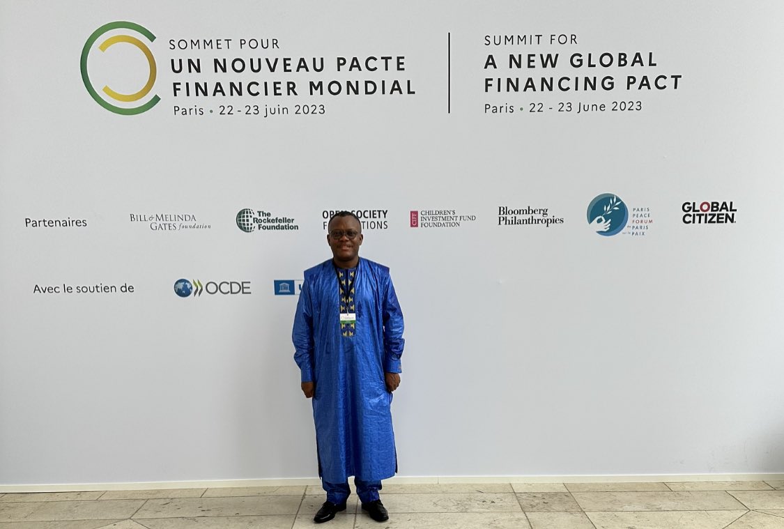 Assodesire's tweet photo. In the corridors of the Paris Summit for a #NewFinancialPact, I got 2 minutes discussion with Comoros President, the current Chair of African Union H. E. Azali Assoumani. He agreed that a concret plan with implementation calendar should come out from this Summit.
@ONEinAfrica https://t.co/WTl175GAs4