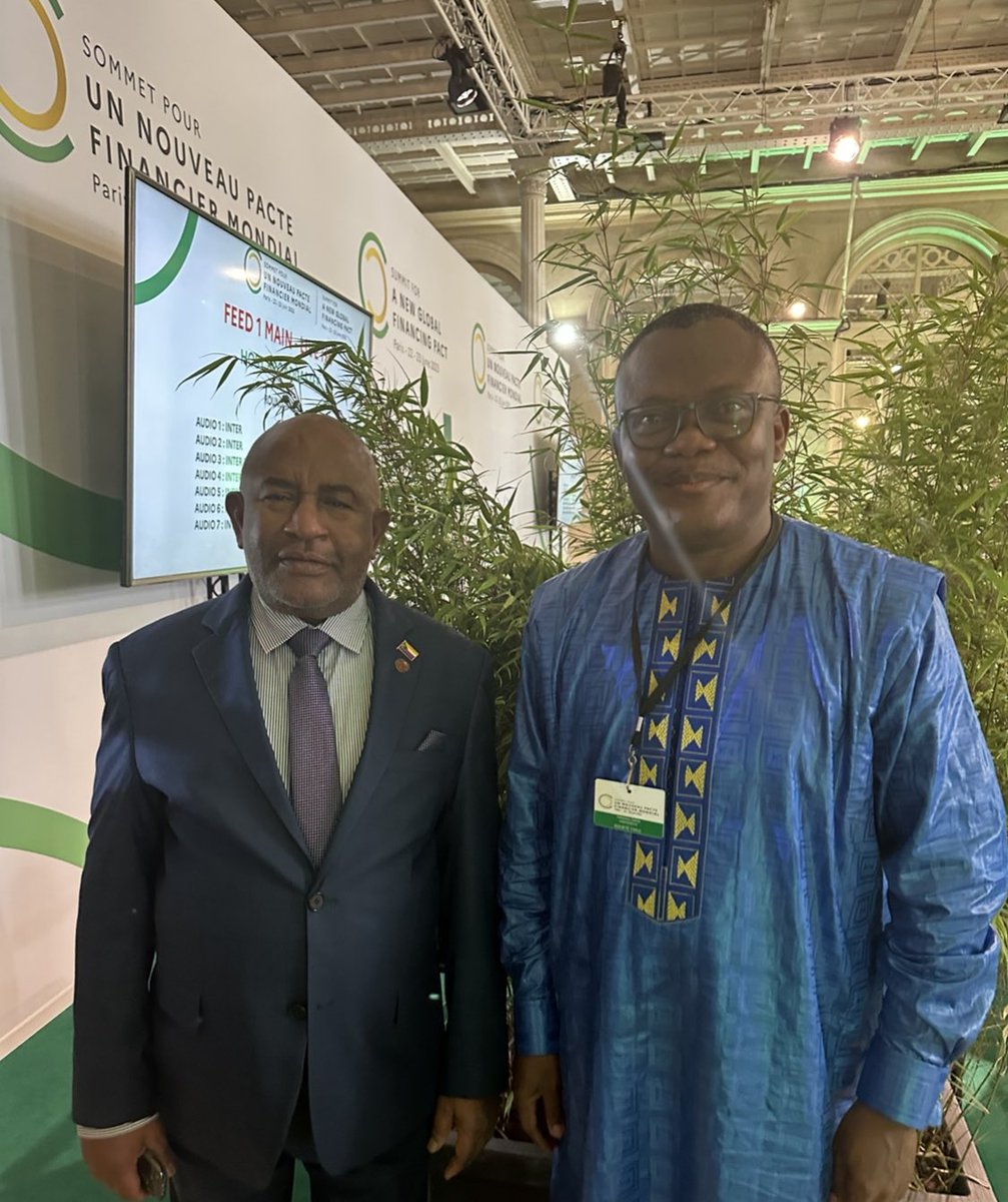 Assodesire's tweet photo. In the corridors of the Paris Summit for a #NewFinancialPact, I got 2 minutes discussion with Comoros President, the current Chair of African Union H. E. Azali Assoumani. He agreed that a concret plan with implementation calendar should come out from this Summit.
@ONEinAfrica https://t.co/WTl175GAs4