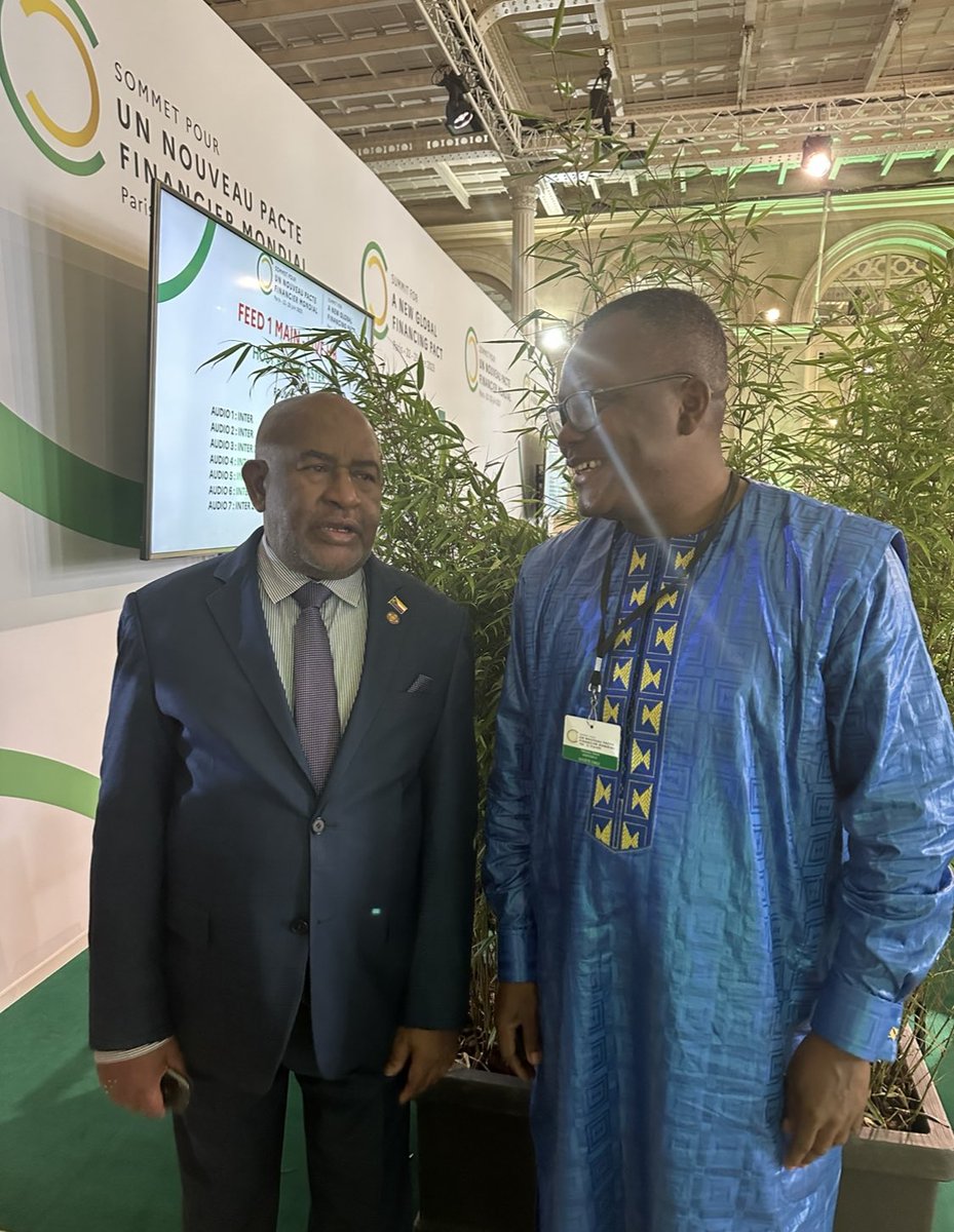 Assodesire's tweet photo. In the corridors of the Paris Summit for a #NewFinancialPact, I got 2 minutes discussion with Comoros President, the current Chair of African Union H. E. Azali Assoumani. He agreed that a concret plan with implementation calendar should come out from this Summit.
@ONEinAfrica https://t.co/WTl175GAs4