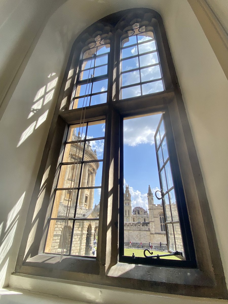 Today’s view of the Radcliffe Camera from ⁦@BNCLibrary. Grateful for this sanctuary of study. (If you’re going to spend the day reading about Canada’s energy policies (😬) it is a blessing to do so in beautiful surroundings 😊) #PlanetaryHealth ⁦@BlavatnikSchool⁩