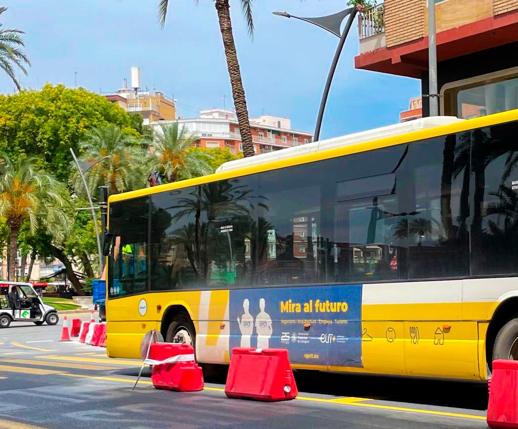 UPCToficial's tweet photo. 🚌 ¡La UPCT en marcha! Prepárate para un viaje lleno de conocimiento y descubre por qué la Politécnica de Cartagena es la mejor opción para tu futuro. 

🔎 ¿Has visto ya nuestra publi en los autocares de @monbusinfo? Envíanos foto

➕ #MiraalFuturo. UPCT, un mar de posibilidades https://t.co/lJQy29vX2a