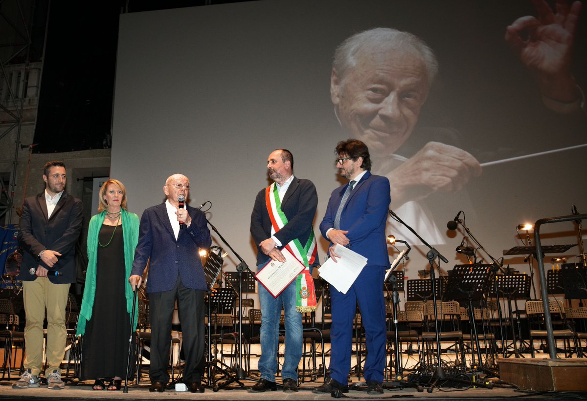 Rof_Pesaro's tweet photo. 🏅“Sono nato a Perugia, ma qui ho svolto tutte le mie attività. Il ROF è stato ed è un’avventura per restituire al mondo il patrimonio di Rossini e per dare a Pesaro e al suo figlio più illustre la fama e il prestigio che meritavano.”

G. #Mariotti, cittadino onorario di Pesaro. https://t.co/P8q1BV1OQf