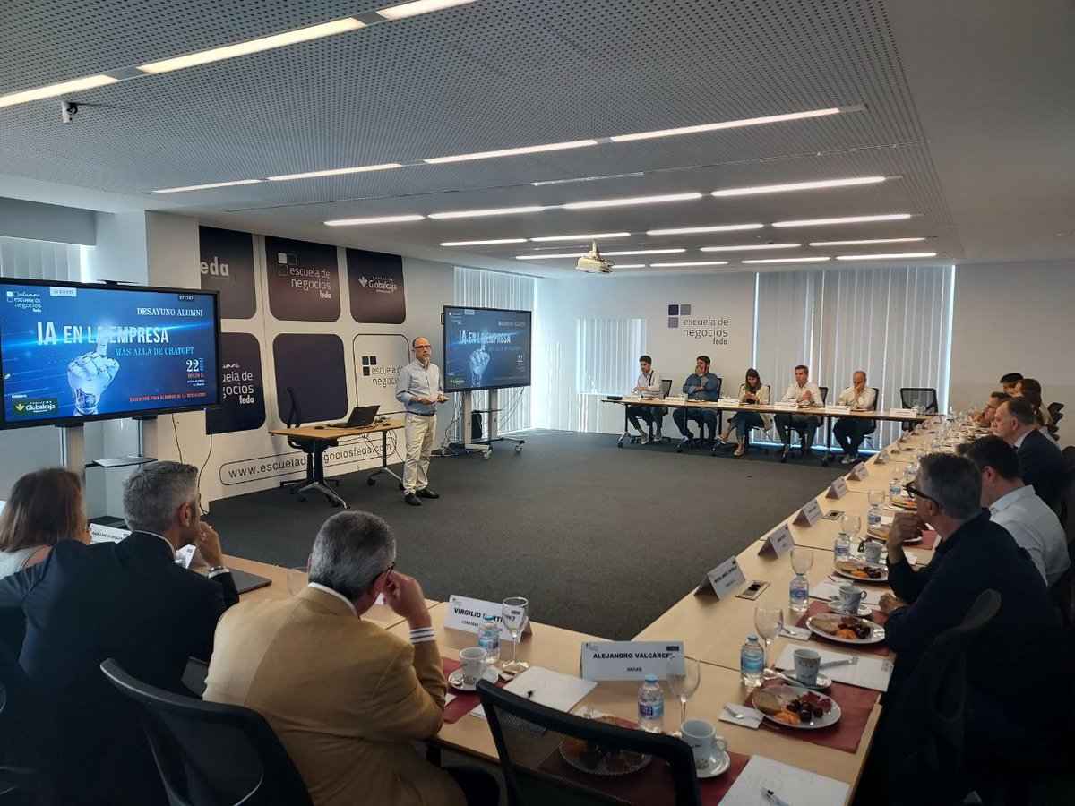EN_FEDA's tweet photo. La sede de @EmpresariosFEDA ha acogido un Desayuno Empresarial sobre inteligencia artificial en la empresa organizado a través de la #RedAlumni de Escuela de Negocios FEDA. 
Con la colaboración de @SomosGlobalcaja 
#ENFEDAFormación https://t.co/piyAVK0Q88