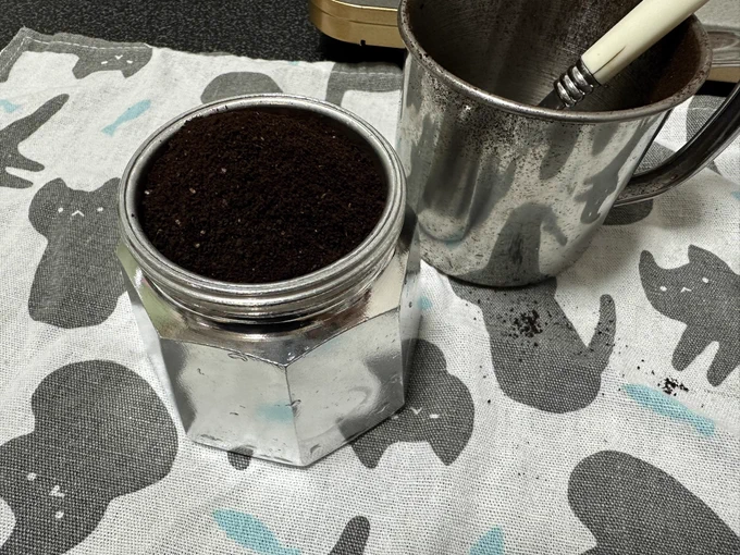 ちょっとコツが分かってきたぞ  コーヒー豆を細めに挽いてもりもり、押さえつけないように  弱火でじっくり〜