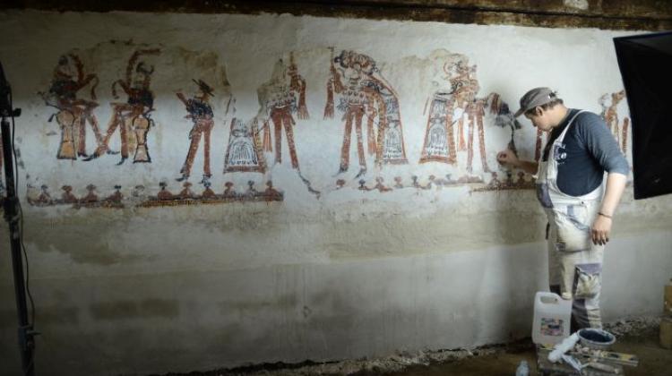 Dancers in rich costumes and musicians playing drums, flutes and guitars can be found in paintings dating back several hundred years in houses in Chajul, Guatemala.
#Guatemala #Chajul #archeology #oldpaintings #ixilmaya #themaya
scienceinpoland.pl/en/news/news%2…