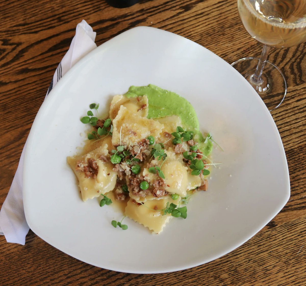 ScarletOakTavrn's tweet photo. Our ricotta ravioli is sourced locally from Boston Pasta Company and features crumbled fennel sausage, peas, mint, and basil! https://t.co/L7kY4xc650
