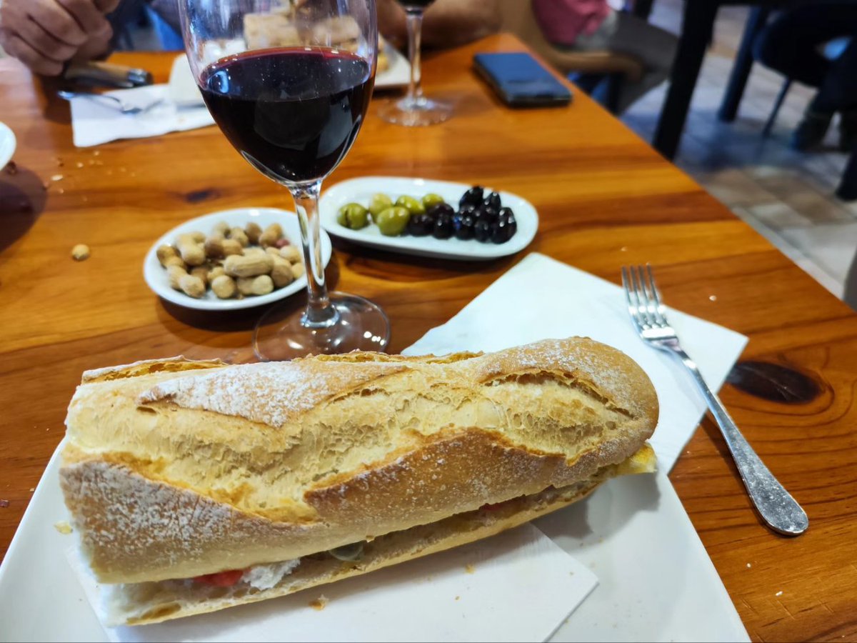 eltrianguloemo's tweet photo. Comença la ruta de l'esmorzar en 5 locals d' @hosturionda , com per exemple al @toledorestaurante, a #onda https://t.co/thocQlj565