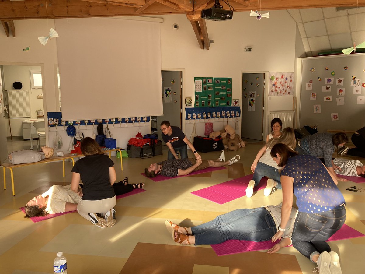 thomascharles3's tweet photo. Lundi, les élèves ont participé à une formation "gestes qui sauvent".Le soir, ce sont les parents d'élèves qui ont suivi la même formation. Ils ont appris à alerter en cas d'accident, à aider les blessés et à pratiquer un massage cardiaque. #ecole #SainteMarie #laval #Secourisme https://t.co/LNKrPBKspC