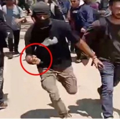 FrdmSkrs's tweet photo. A group of men with snow masks and knives, attacks to the innocent asylum seekers from Turkey (@no_deport)! @hellenicpolice, please protect these innocent people. Don't let them to be pushbacked to the Erdogan regime!.. 🙏🏻❤️ #NoMorePushbacks #pushback https://t.co/4TCE4EvfZv