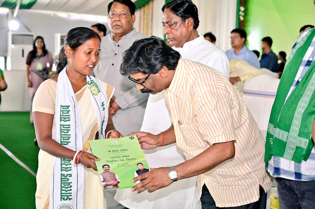 झारखंड के युवाओं को CM हेमंत ने 2550 को दिया नियुक्ति पत्र, आगे.. CM Hemant gave appointment letter to the youth of Jharkhand on 2550, further ..