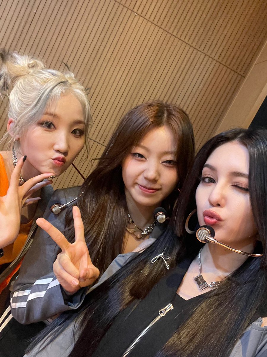 Lapillus_twt's tweet photo. 와!!! 오늘 라피스 만나서 너무 행복해요! 오랜만이었어요~! 저희 MCOUNTDOWN 무대 어땠어요~! 재미있었죵? ㅋㅋ 내일 또 봐요!🫶🏻💖 https://t.co/W7WtRPHA0t