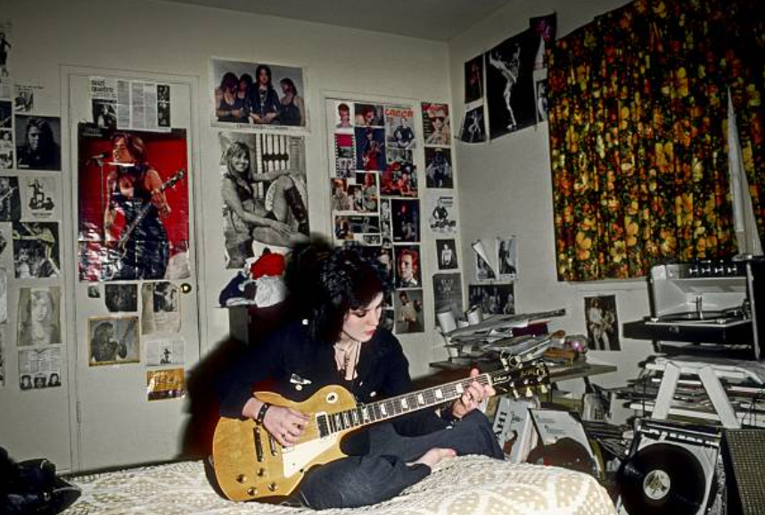 Joan Jett in her bedroom at her family's home in Canoga Park just outside Los Angeles, 1977. Photo by Michael Ochs Archives.

#70smusic #70srock #punk #newwave #postpunk #rock #rockmusic #music #alternativemusic #alternativerock #musicphoto #rockhistory #musichistory