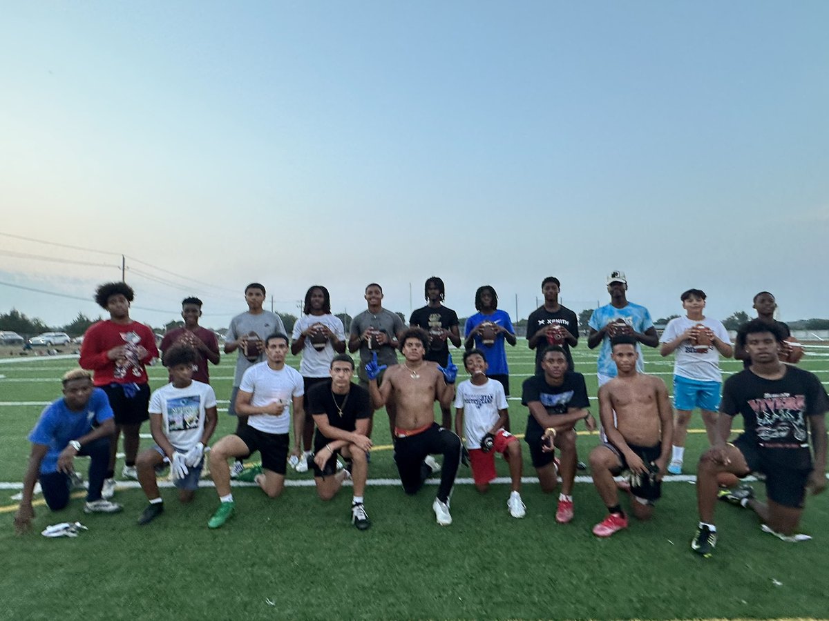 CalvinLDavis3's tweet photo. #Wednesday We had a great time sharpening our discipline and getting at least 1% better! Outstanding job Qbs &amp; WRs! @camrinjackson25 @qb_jasonp @JaylinHawkins02 @QbKhalonDavis @KJDavis2_ @8CalebJ @QBKing_Max @ilovepoloo @RouteEmUpX https://t.co/VZ56jva4Qz