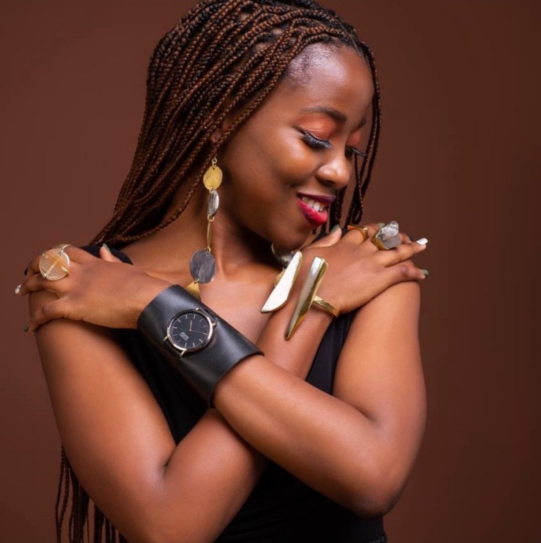 Peep @patsymugabi rocking the Msupa brass &bone cuff & thé Murungi cow and horn earrings and topping it off with a Orange agate gemstone smooth & white agate gemstone ring ! She’s also wearing a @suedwatches watch! We love to see it! #brassjewelry #brasscuffs #brassjewelry