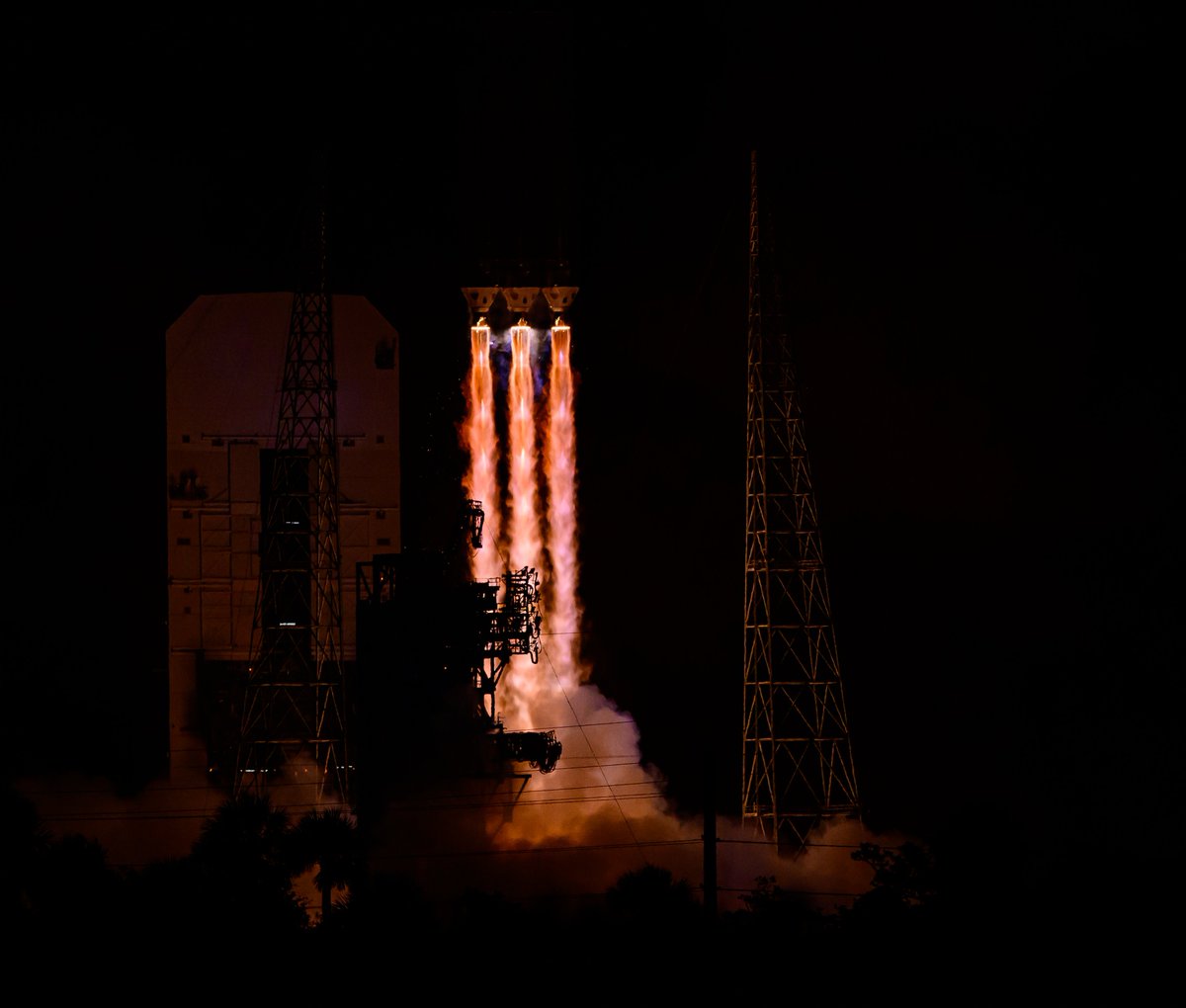 It rained shock diamonds over at #SpaceCoast early this morning 

📷 by Charles & @JenRBriggs for @Gizmodo / @GizSpaceflight 

.
.
.
.

@ulalaunch @NatReconOfc @torybruno
#NROL68 #DeltaIVHeavy