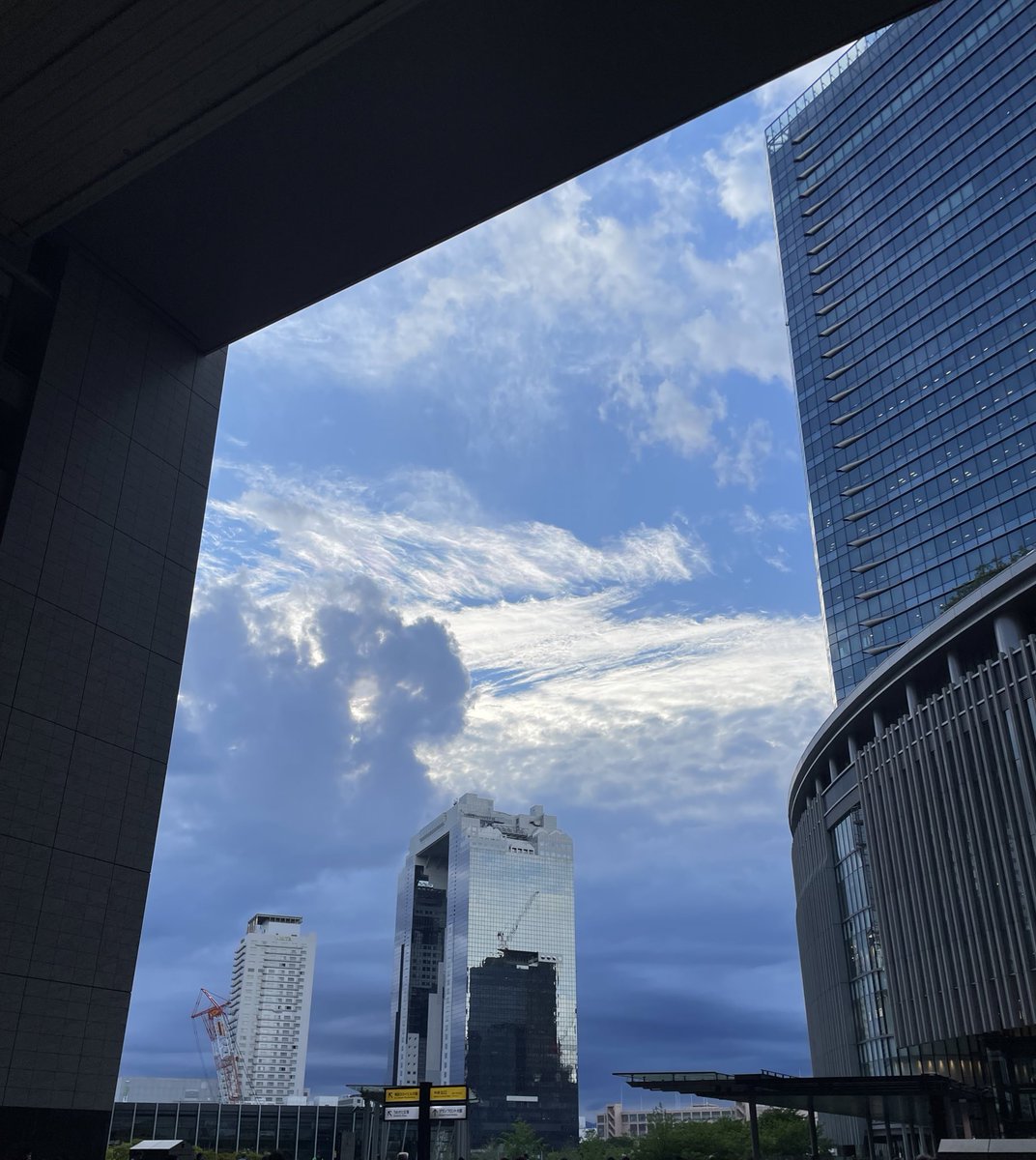 ビルにビルが映ってる写真 https://t.co/U0bKBlGRfp