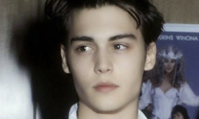 Jonny Deppの90sもミステリアスで惚れたら沼から抜けられなさそうなチャラ男感が溢れ出てる。