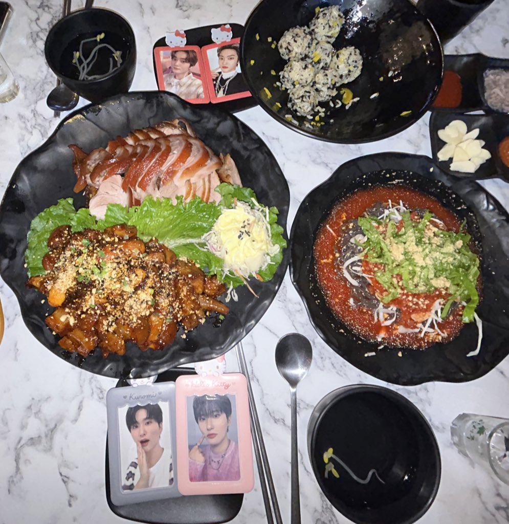 📍광주 고집쟁이족발
우빈없는 우빈투어 두번째 목적지
가성비가 진짜 말도않되...
맛은더말도않되...

#우빈아_데굴데굴_냠
#태영이도_맛집_태워가영