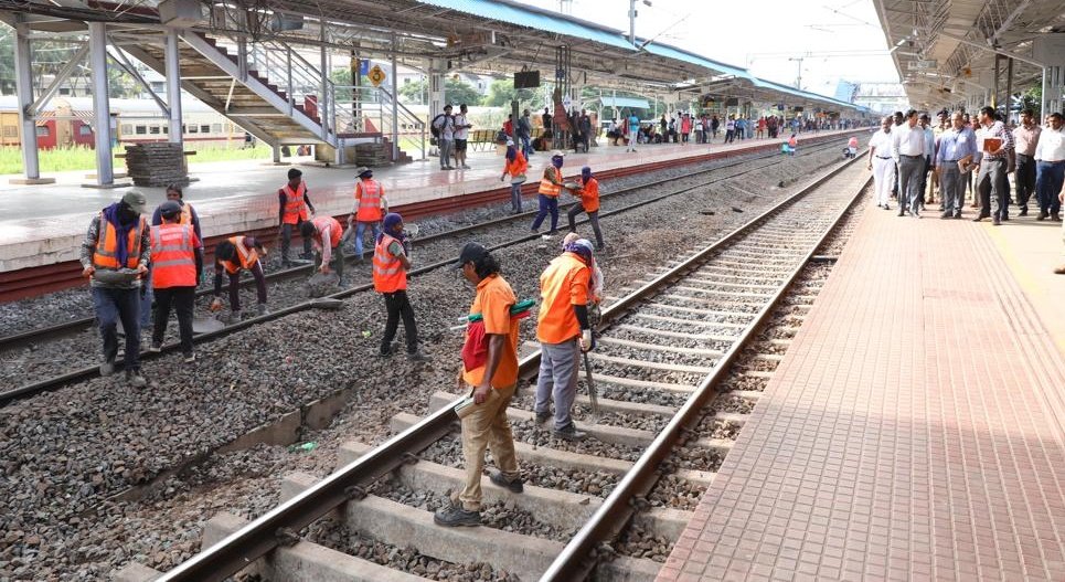 drm_tvc's tweet photo. Prioritising safety maintenance works! Shri R.N Singh, GM Southern Railway, accompanied by Shri S.M Sharma DRM Thiruvananthapuram and senior officials inspected the deep screening track maintenance works at Thrissur Station. #Thrissur #Inpection #railway #IndianRailways https://t.co/rk1w7yg1sF