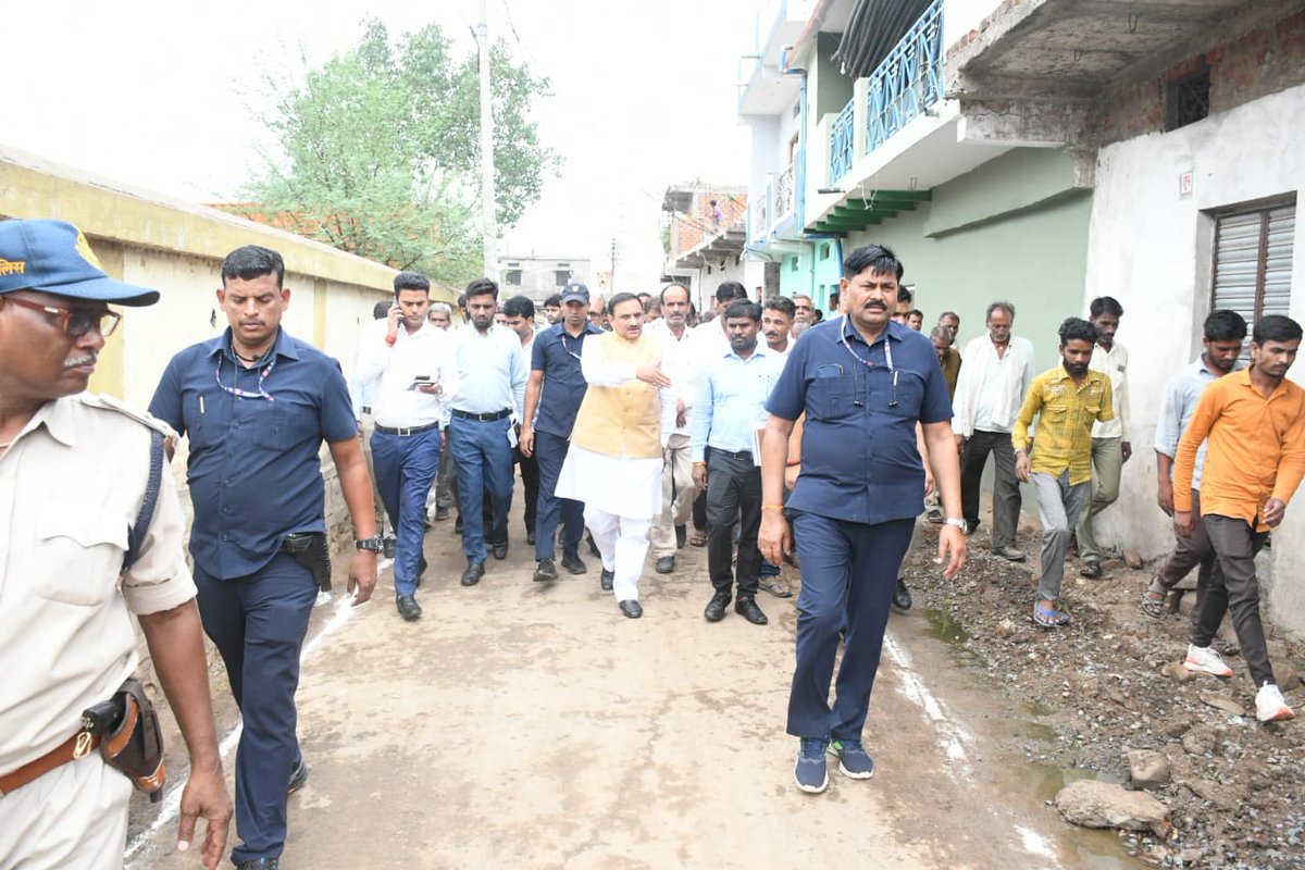 खुरई विधानसभा क्षेत्र के बांदरी की गलियों में घूम कर नागरिकों से भेंट करी।
नागरिकों की समस्याओं को जाना और उनके त्वरित निराकरण के लिए अधिकारियों को निर्देश दिए।