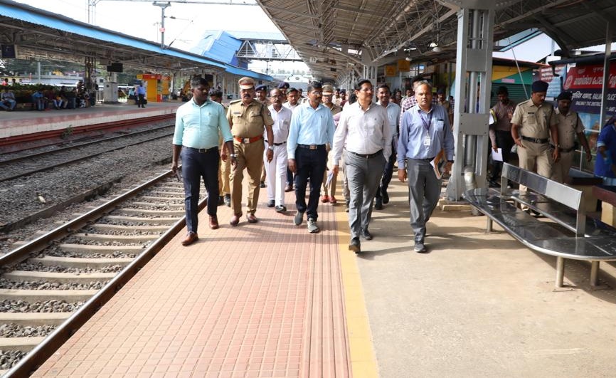 drm_tvc's tweet photo. Prioritising safety maintenance works! Shri R.N Singh, GM Southern Railway, accompanied by Shri S.M Sharma DRM Thiruvananthapuram and senior officials inspected the deep screening track maintenance works at Thrissur Station. #Thrissur #Inpection #railway #IndianRailways https://t.co/rk1w7yg1sF